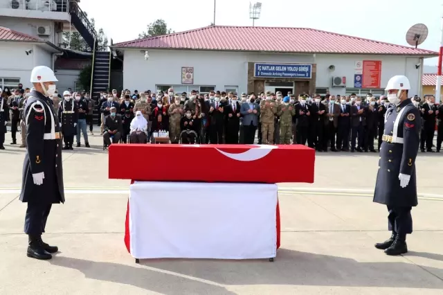 Şehit Jandarma Uzman Çavuş Erkan Erdem'in naaşı memleketine uğurlandı (2) Şehit Jandarma Uzman Çavuş Erkan Erdem'in naaşı memleketine uğurlandı (2)