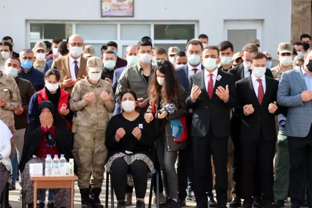 Şehit Jandarma Uzman Çavuş Erkan Erdem'in naaşı memleketine uğurlandı (2) Şehit Jandarma Uzman Çavuş Erkan Erdem'in naaşı memleketine uğurlandı (2)
