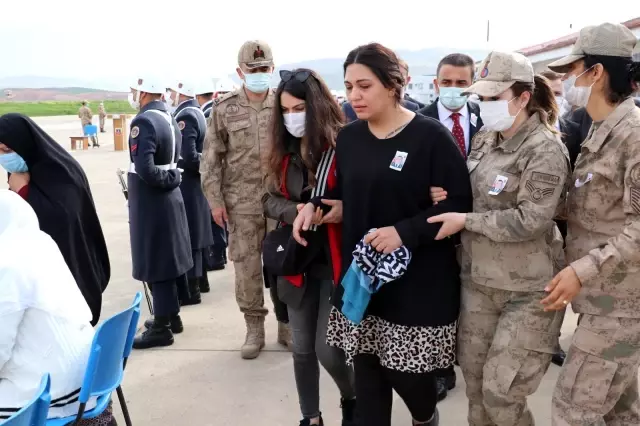Şehit Jandarma Uzman Çavuş Erkan Erdem'in naaşı memleketine uğurlandı (2) Şehit Jandarma Uzman Çavuş Erkan Erdem'in naaşı memleketine uğurlandı (2)