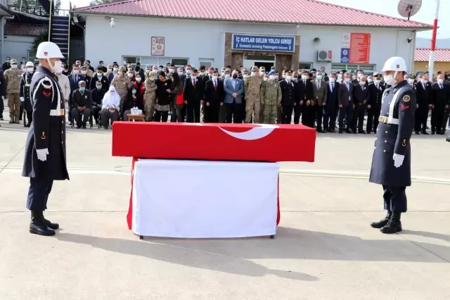 Şehit Jandarma Uzman Çavuş Erkan Erdem'in naaşı memleketine uğurlandı (2) Şehit Jandarma Uzman Çavuş Erkan Erdem'in naaşı memleketine uğurlandı (2)