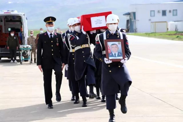 Şehit Jandarma Uzman Çavuş Erkan Erdem'in naaşı memleketine uğurlandı (2) Şehit Jandarma Uzman Çavuş Erkan Erdem'in naaşı memleketine uğurlandı (2)