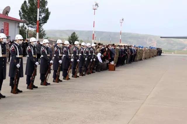 Şehit Jandarma Uzman Çavuş Erkan Erdem'in naaşı memleketine uğurlandı (2) Şehit Jandarma Uzman Çavuş Erkan Erdem'in naaşı memleketine uğurlandı (2)