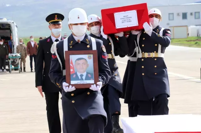 Şehit Jandarma Uzman Çavuş Erkan Erdem'in naaşı memleketine uğurlandı (2) Şehit Jandarma Uzman Çavuş Erkan Erdem'in naaşı memleketine uğurlandı (2)