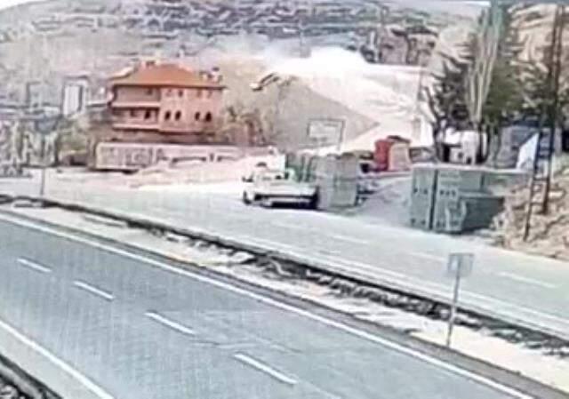 Son dakika: Hemşirenin otomobiliyle 30 metreden bahçeye böyle uçtuğu anlar kameralara yansıdı Son dakika: Hemşirenin otomobiliyle 30 metreden bahçeye böyle uçtuğu anlar kameralara yansıdı