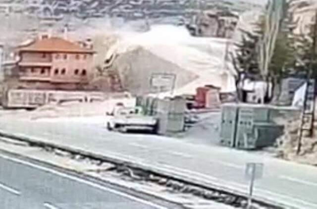 Son dakika: Hemşirenin otomobiliyle 30 metreden bahçeye böyle uçtuğu anlar kameralara yansıdı Son dakika: Hemşirenin otomobiliyle 30 metreden bahçeye böyle uçtuğu anlar kameralara yansıdı