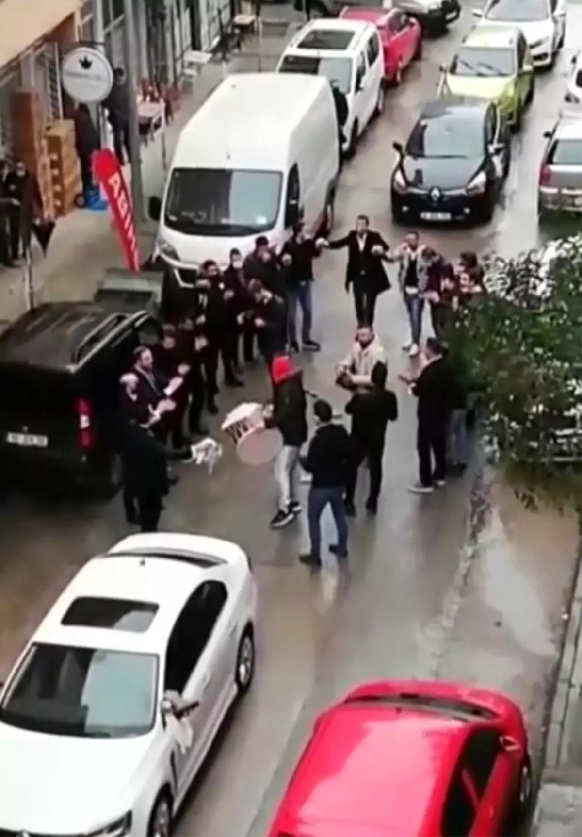 Sosyal mesafeyi hiçe sayıp maskesiz şekilde halay çektiler