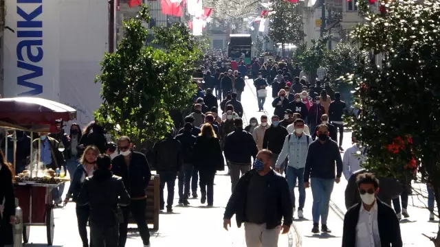 Taksim'de polis ve zabıtadan ortaklaşa korona virüs denetimi