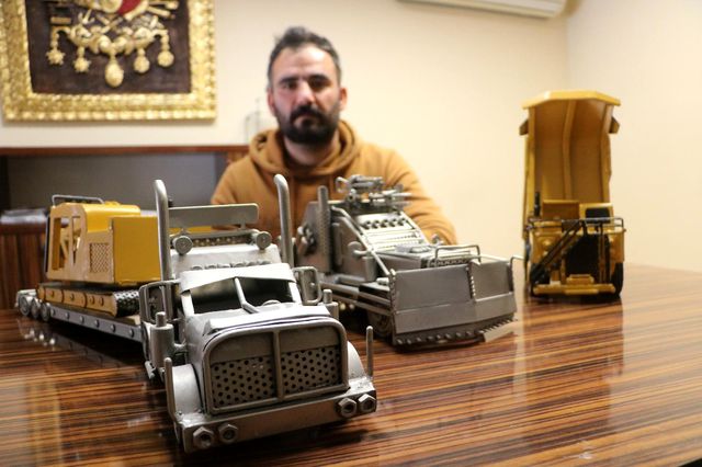 Tamamını atık metal malzemelerden yaptı, satın almak isteyenlerin tekliflerini geri çeviriyor