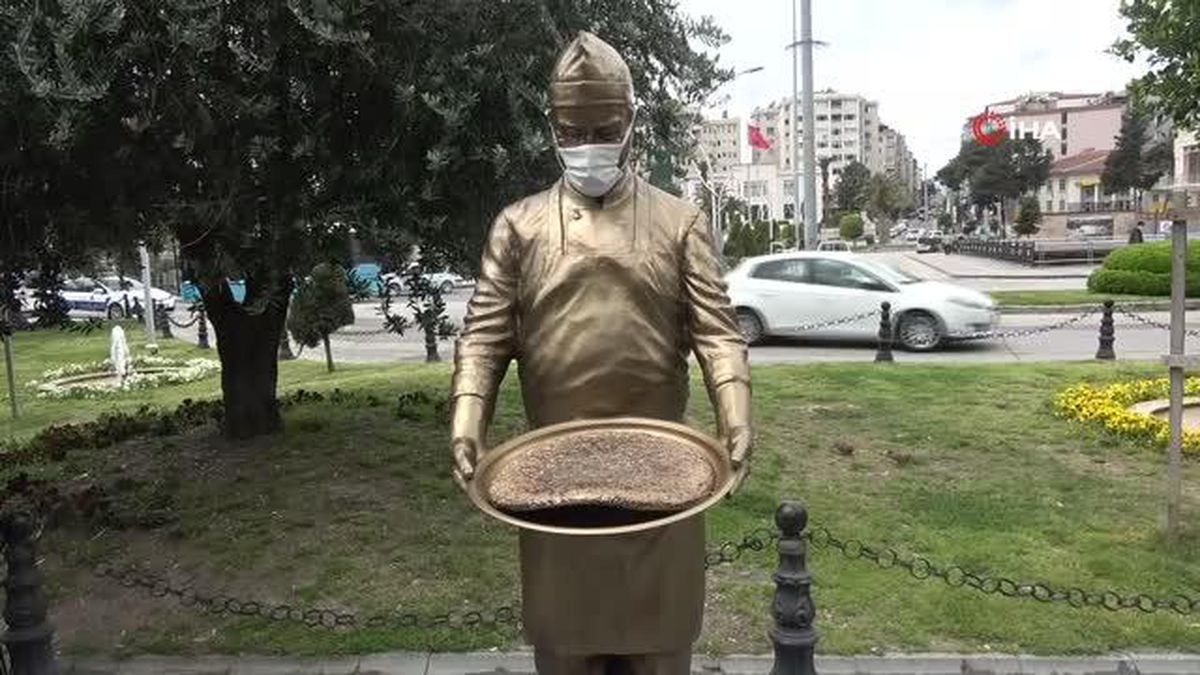 Son dakika haber | Tepsisi çalınan 'Künefeci Heykeli' yeniden yapıldı