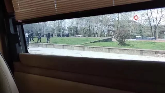 Yapılan anonsu duyan polisler koşmaya başladı... Gazetecilerden polislere, 'Silah yüklü araç' sürprizi Yapılan anonsu duyan polisler koşmaya başladı... Gazetecilerden polislere, 'Silah yüklü araç' sürprizi