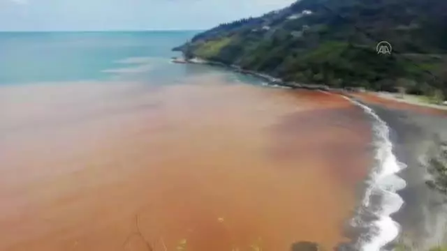 ZONGULDAK - Dereden akan çamurlu su denizin rengini değiştirdi ZONGULDAK - Dereden akan çamurlu su denizin rengini değiştirdi