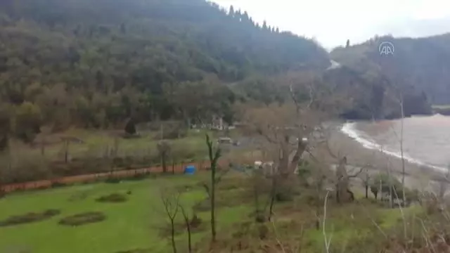 ZONGULDAK - Dereden akan çamurlu su denizin rengini değiştirdi ZONGULDAK - Dereden akan çamurlu su denizin rengini değiştirdi