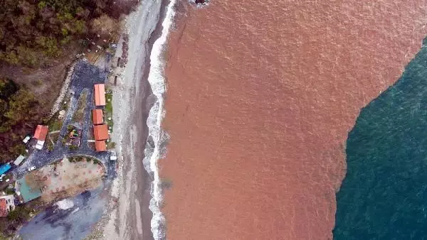 ZONGULDAK'TA DENİZİN RENGİ ÇAMURA DÖNDÜ ZONGULDAK'TA DENİZİN RENGİ ÇAMURA DÖNDÜ