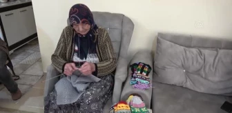 93 yaşındaki kadın, Erdoğan için ördüğü çorapları AK Parti yöneticilerine verdi