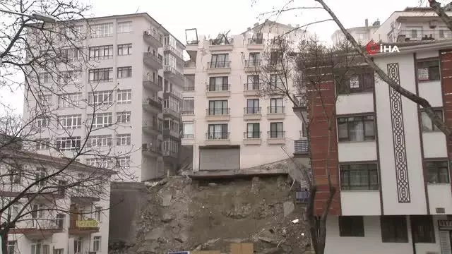 Açelya Apartmanı'nda yıkım devam ederken apartmanda çatlaklar meydana geldi Açelya Apartmanı'nda yıkım devam ederken apartmanda çatlaklar meydana geldi
