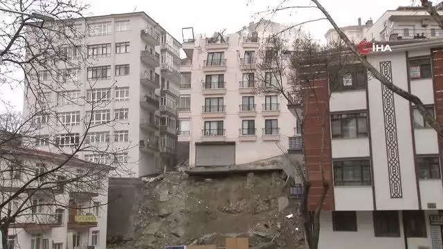 Açelya Apartmanı'nda yıkım devam ederken apartmanda çatlaklar meydana geldi Açelya Apartmanı'nda yıkım devam ederken apartmanda çatlaklar meydana geldi
