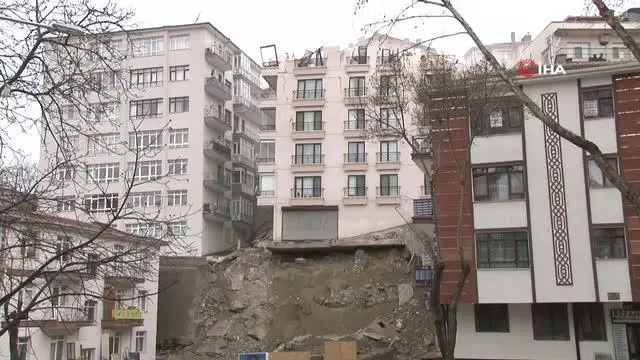Açelya Apartmanı'nda yıkım devam ederken apartmanda çatlaklar meydana geldi Açelya Apartmanı'nda yıkım devam ederken apartmanda çatlaklar meydana geldi