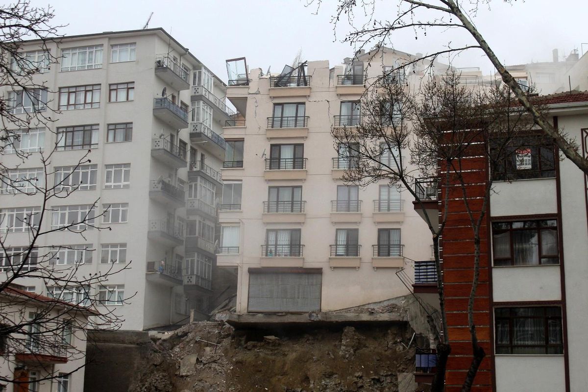 Açelya Apartmanı'nda yıkım devam ederken apartmanda çatlaklar meydana geldi