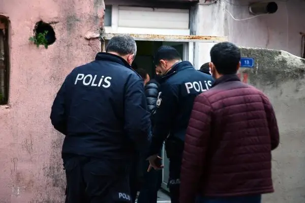 ADANA'DA ARAÇ ALIŞVERİŞİ NEDENİYLE ÇIKAN KAVGADA 3 KİŞİ YARLANDI ADANA'DA ARAÇ ALIŞVERİŞİ NEDENİYLE ÇIKAN KAVGADA 3 KİŞİ YARLANDI