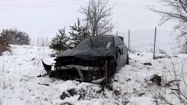 Anadolu Otoyolu'nda otomobil bariyerlere çarptı: 3 yaralı Anadolu Otoyolu'nda otomobil bariyerlere çarptı: 3 yaralı