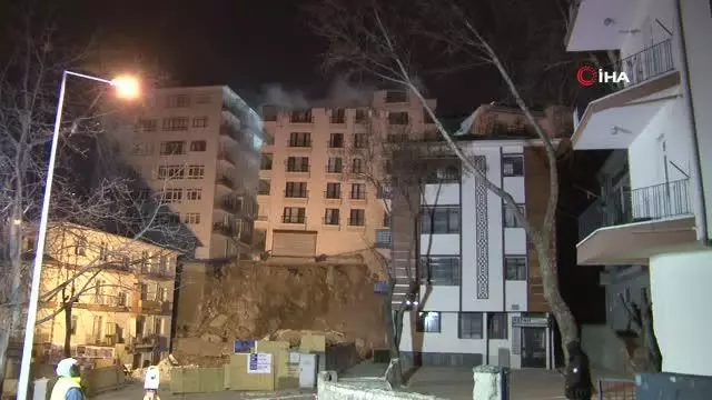Ankara'da Açelya apartmanının çatısı çöktü, yıkım çalışmaları sabaha kaldı Ankara'da Açelya apartmanının çatısı çöktü, yıkım çalışmaları sabaha kaldı