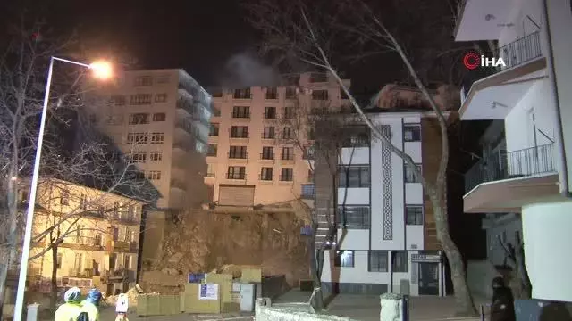 Ankara'da Açelya apartmanının çatısı çöktü, yıkım çalışmaları sabaha kaldı Ankara'da Açelya apartmanının çatısı çöktü, yıkım çalışmaları sabaha kaldı