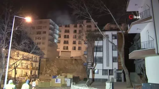 Ankara'da Açelya apartmanının çatısı çöktü, yıkım çalışmaları sabaha kaldı Ankara'da Açelya apartmanının çatısı çöktü, yıkım çalışmaları sabaha kaldı