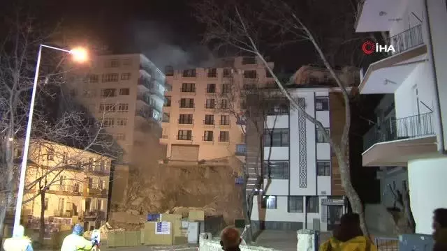 Ankara'da Açelya apartmanının çatısı çöktü, yıkım çalışmaları sabaha kaldı Ankara'da Açelya apartmanının çatısı çöktü, yıkım çalışmaları sabaha kaldı