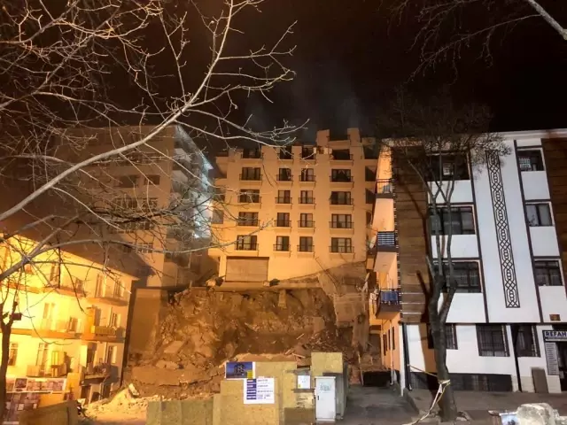 Ankara'da Açelya apartmanının çatısı çöktü, yıkım çalışmaları sabaha kaldı Ankara'da Açelya apartmanının çatısı çöktü, yıkım çalışmaları sabaha kaldı