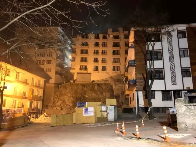 Ankara'da Açelya apartmanının çatısı çöktü, yıkım çalışmaları sabaha kaldı Ankara'da Açelya apartmanının çatısı çöktü, yıkım çalışmaları sabaha kaldı
