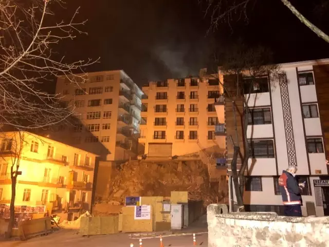 Ankara'da Açelya apartmanının çatısı çöktü, yıkım çalışmaları sabaha kaldı Ankara'da Açelya apartmanının çatısı çöktü, yıkım çalışmaları sabaha kaldı