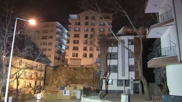 Ankara'da inşaat kazısında temeli kayan apartmanda yıkım başladı (7) Ankara'da inşaat kazısında temeli kayan apartmanda yıkım başladı (7)