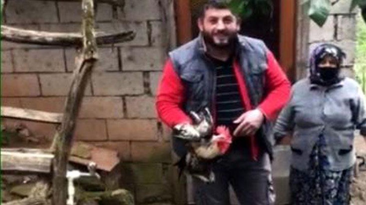 'Anne' diye bağıran horoz kesilmekten son anda kurtuldu