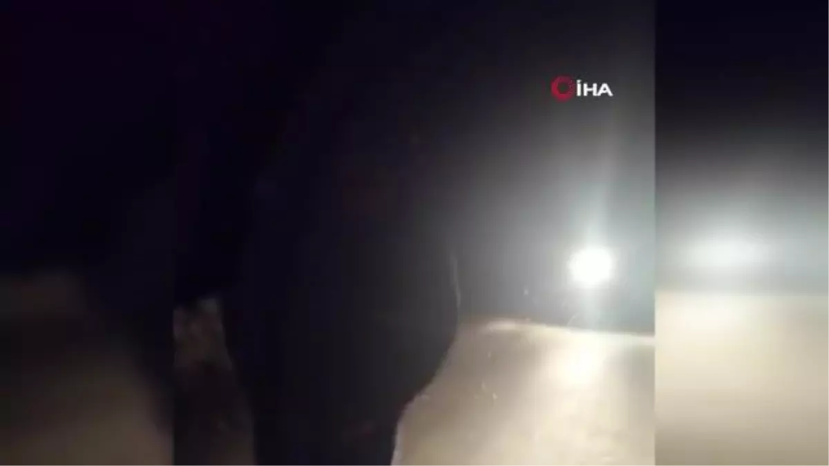 Antalya'da kar yağışından dolayı şarampole yuvarlanan aracı vatandaşlar kurtardı