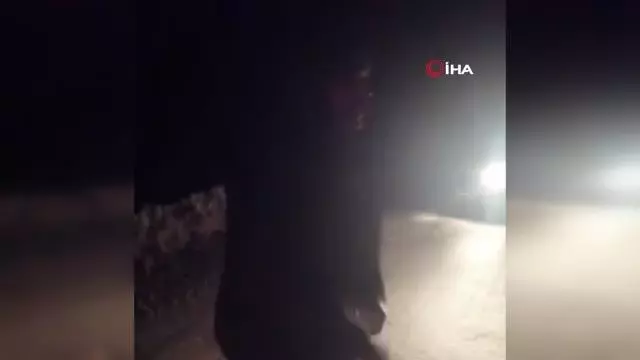 Antalya'da kar yağışından dolayı şarampole yuvarlanan aracı vatandaşlar kurtardı