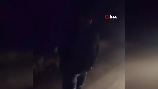 Antalya'da kar yağışından dolayı şarampole yuvarlanan aracı vatandaşlar kurtardı