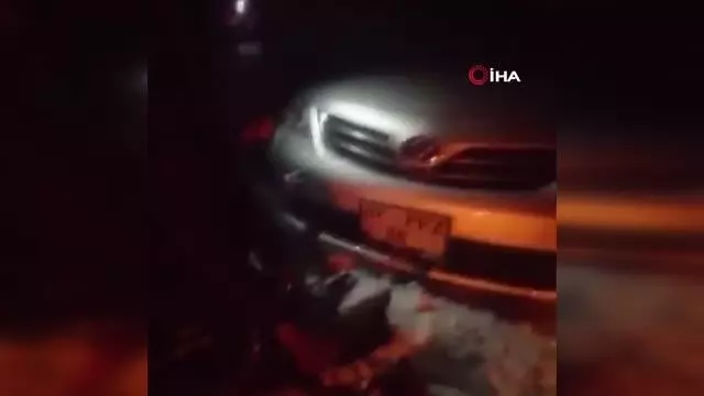 Antalya'da kar yağışından dolayı şarampole yuvarlanan aracı vatandaşlar kurtardı