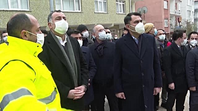 Bakan Kurum, Çankaya'da kontrollü yıkımı devam eden binanın çevresinde incelemelerde bulundu Bakan Kurum, Çankaya'da kontrollü yıkımı devam eden binanın çevresinde incelemelerde bulundu