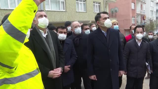 Bakan Kurum, Çankaya'da kontrollü yıkımı devam eden binanın çevresinde incelemelerde bulundu Bakan Kurum, Çankaya'da kontrollü yıkımı devam eden binanın çevresinde incelemelerde bulundu