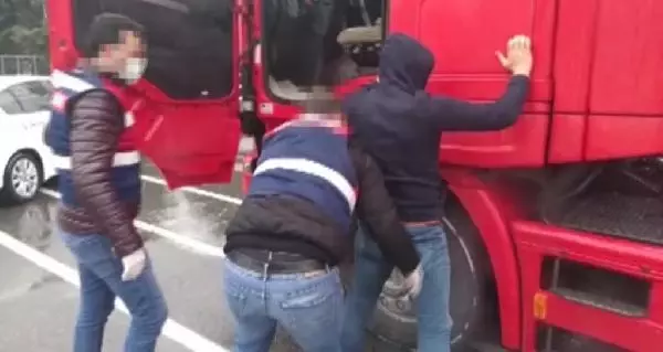 Son dakika haberi... Büyükçekmece'de 9 ton asetik anhidritin ele geçirildiği operasyon anı kamerada Son dakika haberi... Büyükçekmece'de 9 ton asetik anhidritin ele geçirildiği operasyon anı kamerada
