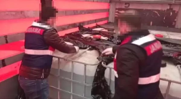 Son dakika haberi... Büyükçekmece'de 9 ton asetik anhidritin ele geçirildiği operasyon anı kamerada Son dakika haberi... Büyükçekmece'de 9 ton asetik anhidritin ele geçirildiği operasyon anı kamerada