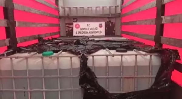 Son dakika haberi... Büyükçekmece'de 9 ton asetik anhidritin ele geçirildiği operasyon anı kamerada Son dakika haberi... Büyükçekmece'de 9 ton asetik anhidritin ele geçirildiği operasyon anı kamerada