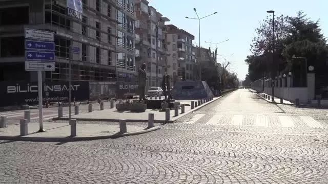 ÇANAKKALE - Sokağa çıkma kısıtlamasına uyuluyor ÇANAKKALE - Sokağa çıkma kısıtlamasına uyuluyor