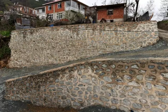 Son dakika haber | Cenazelerin battaniye ile taşındığı sokağın çilesine Başkan Tören son verdi Son dakika haber | Cenazelerin battaniye ile taşındığı sokağın çilesine Başkan Tören son verdi