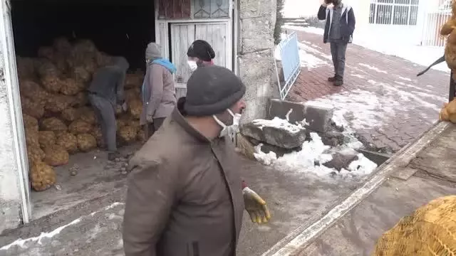 Son dakika haberi | Cumhurbaşkanı Erdoğan'ın müjdesinin ardından depodaki patatesini TMO'ya satan çiftçiler mutlu Son dakika haberi | Cumhurbaşkanı Erdoğan'ın müjdesinin ardından depodaki patatesini TMO'ya satan çiftçiler mutlu