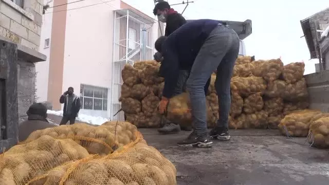 Son dakika haberi | Cumhurbaşkanı Erdoğan'ın müjdesinin ardından depodaki patatesini TMO'ya satan çiftçiler mutlu Son dakika haberi | Cumhurbaşkanı Erdoğan'ın müjdesinin ardından depodaki patatesini TMO'ya satan çiftçiler mutlu
