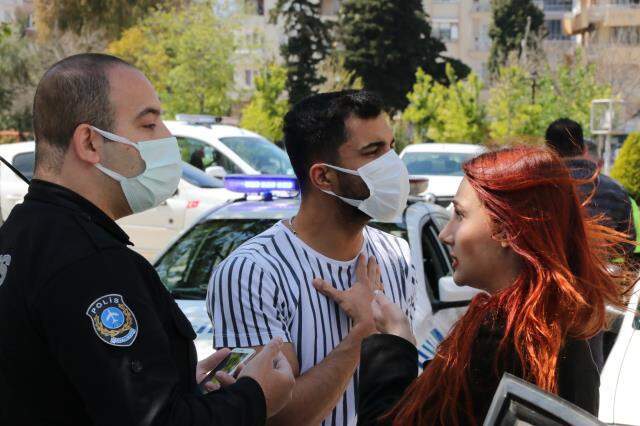 Denetimde sevgilisine ceza yazıldığını düşünen genç kız, gözyaşlarını tutamadı