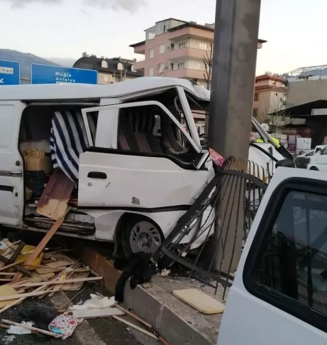 Denizli'de trafik kazaları; 3 yaralı Denizli'de trafik kazaları; 3 yaralı