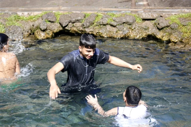 Son dakika haber... Diyarbakır'da çocuklar koronaya aldırış etmeden süs havuzunda eğlendi