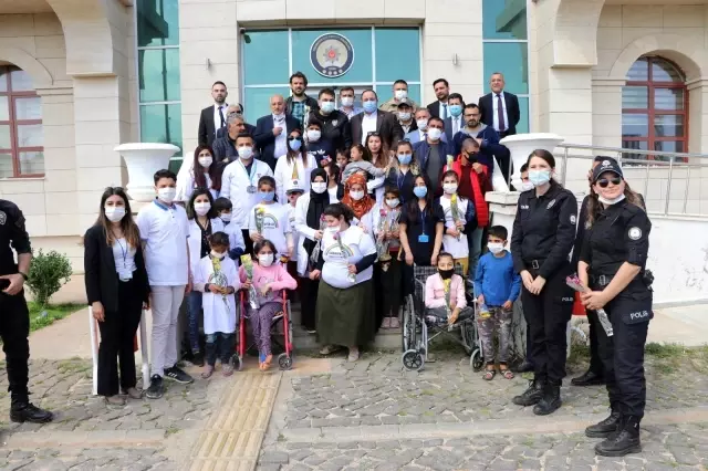 Son Dakika | Ekinci, polislerle beraber ağaç dikti Son Dakika | Ekinci, polislerle beraber ağaç dikti